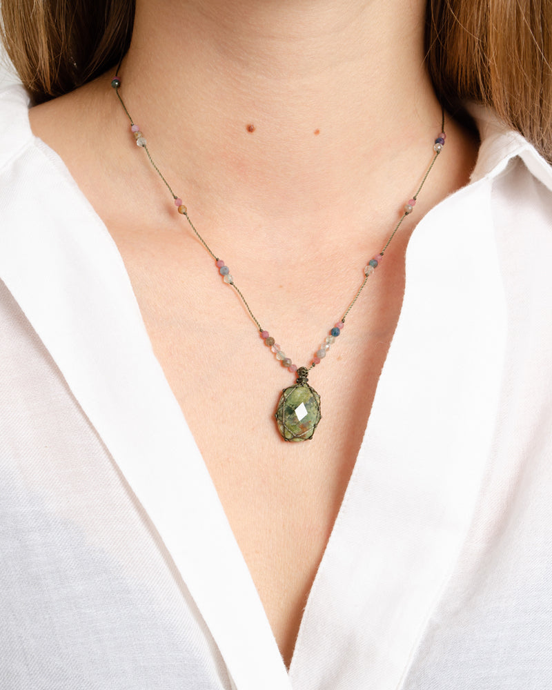 Collier rakhi me